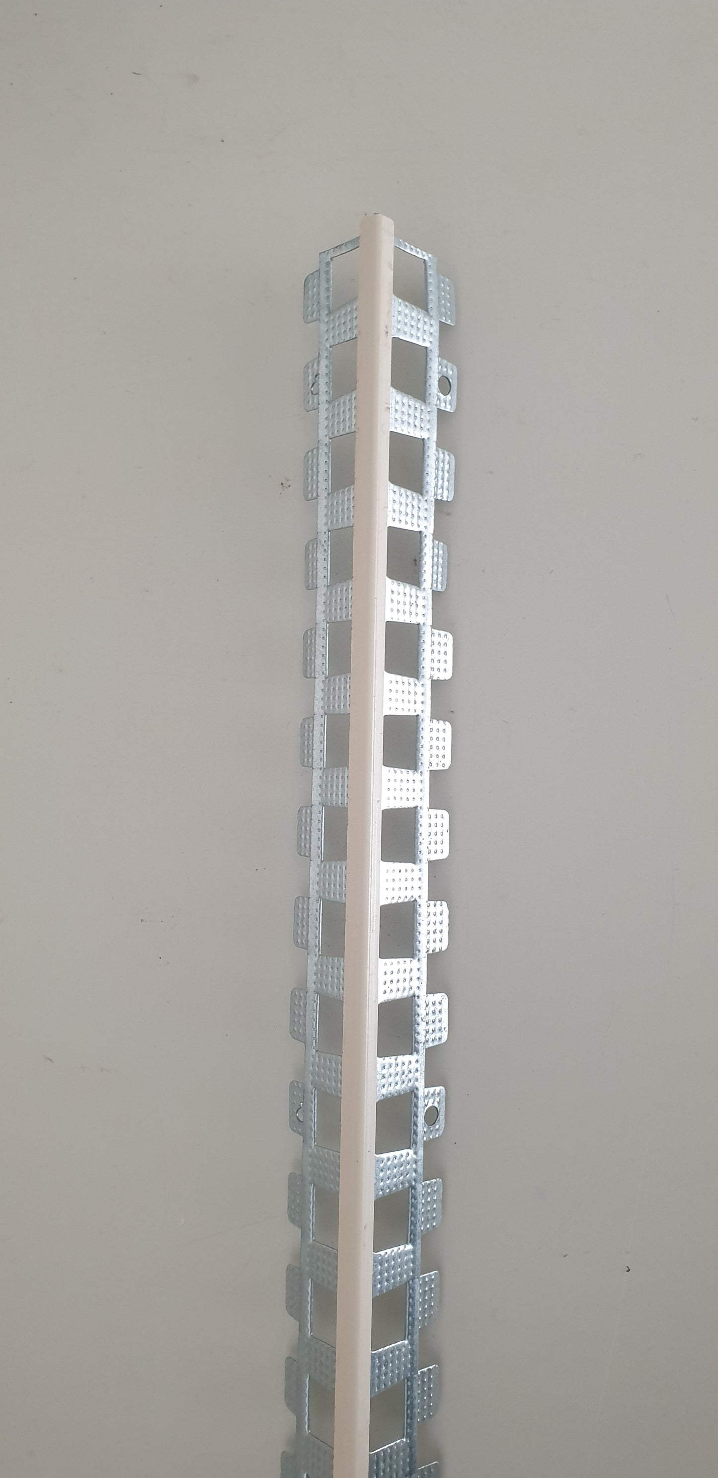 Cornière d'angle de finition pour enduit extérieur (10 mm, tête ronde)